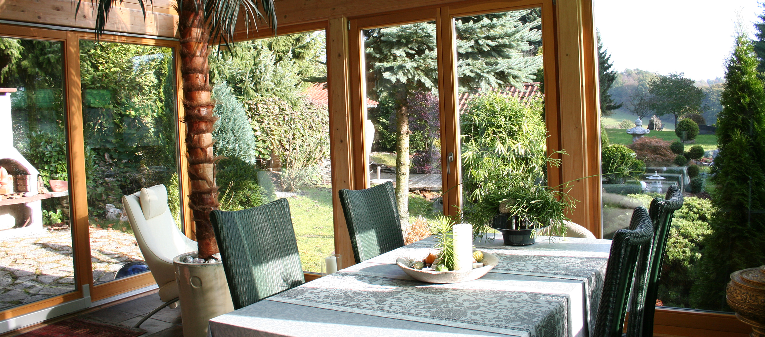 ein Esszimmer tisch mit pflanzen 