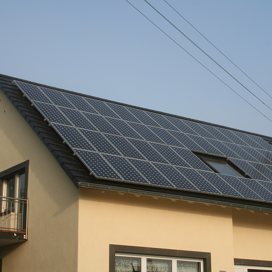 Ein dach mit solaranlage 