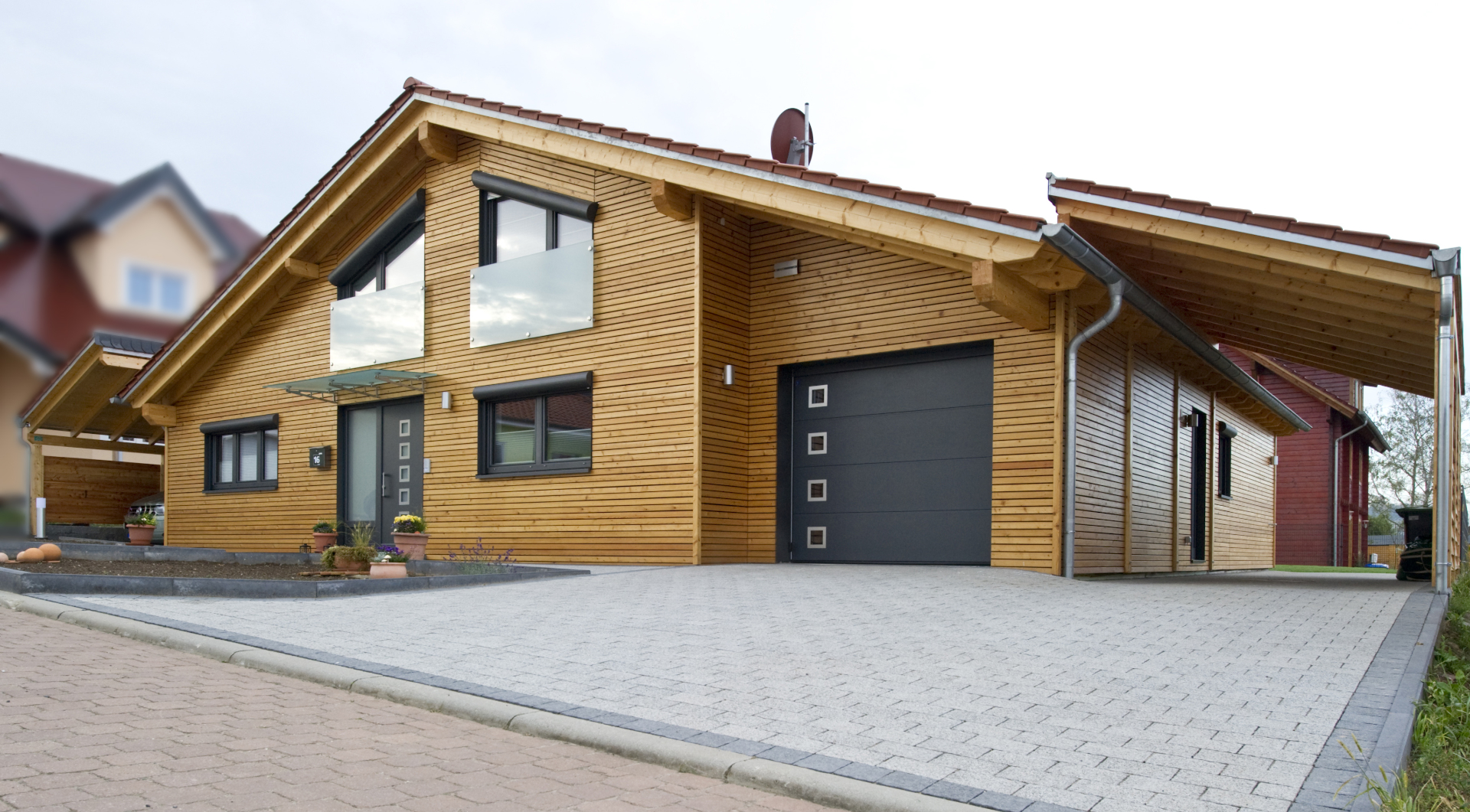 Großes modernes Holzhaus 